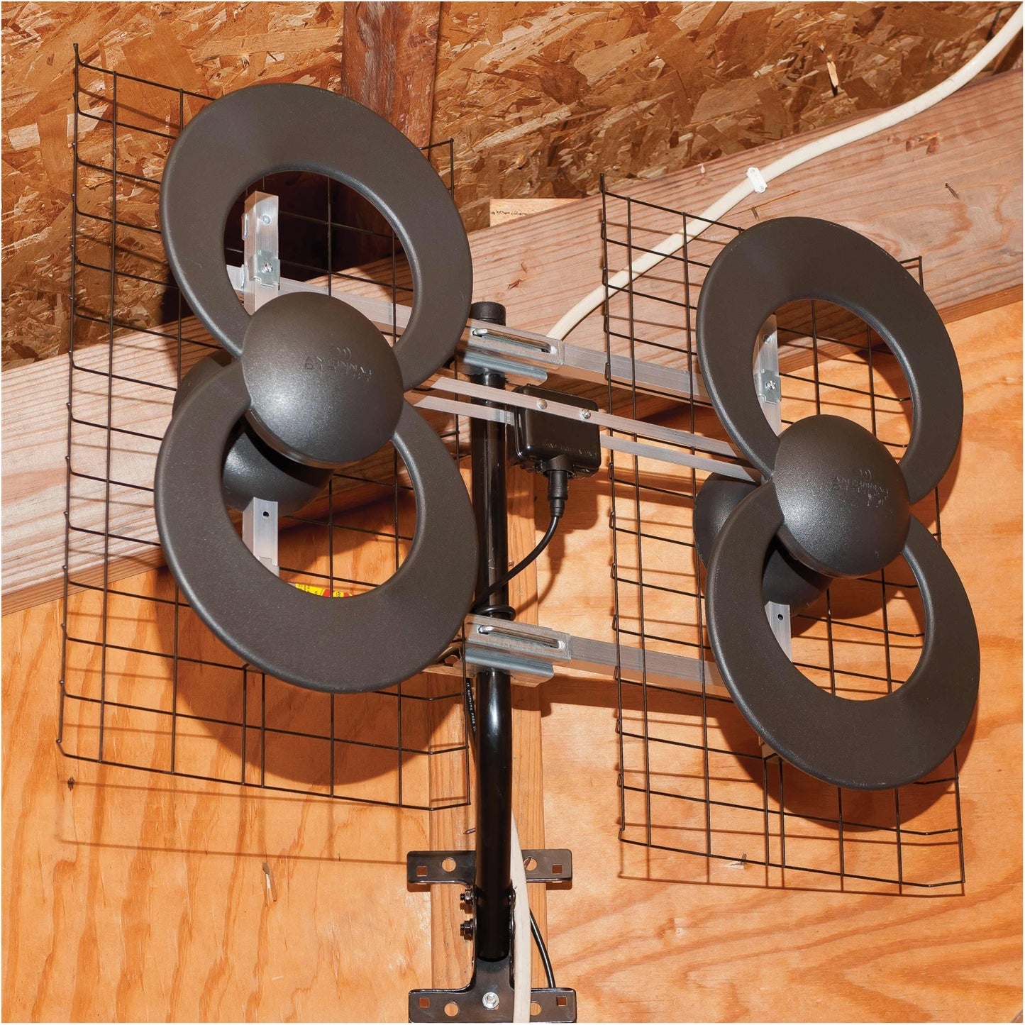 Antennas Direct C4-CJM ClearStream 4 Quad-Loop UHF Outdoor Antenna with 20" Mount